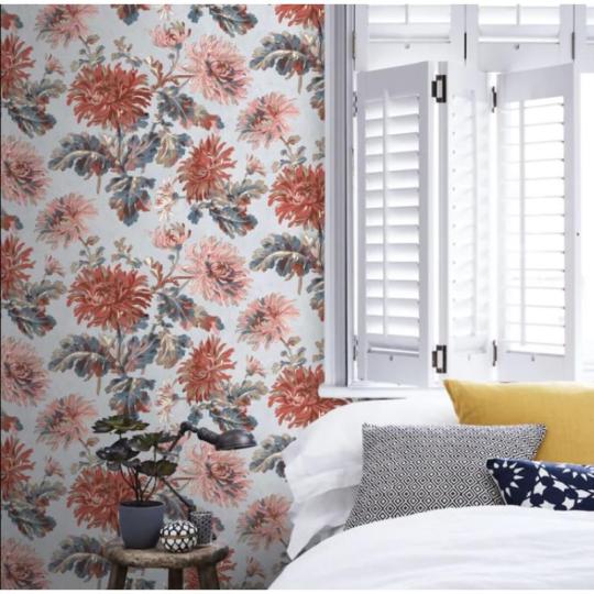 malyva szinu rozsaszin viragmintas tapeta videki klasszikus otthon lakas haloszoba etterem kavezo cukraszda zold vilagoskek sotetkek dekoracio.jpg